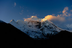 Sunrise in Upper Pisang. Time to move on.        28°36'55