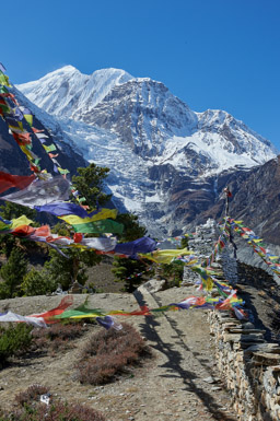 Hike above Manang to the prayer flags.        28°39'33